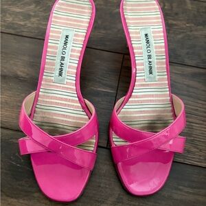 Manolo Blahnik Callamum 50 Patent Mule in Fuchsia pink 38.5